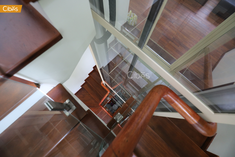 tay vịn uốn quanh thang